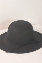 Load image into Gallery viewer, Fall Breeze Floppy Hat in Black
