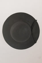 Load image into Gallery viewer, Fall Breeze Floppy Hat in Black
