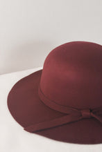 Load image into Gallery viewer, Fall Breeze Floppy Hat in Burgundy
